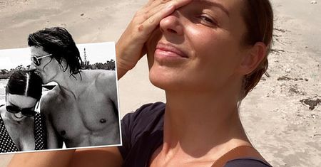 Ciężarna Agnieszka Włodarczyk pokazała zdjęcie z partnerem z plaży. Brzuch na pierwszym planie