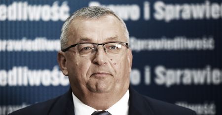 Sądowy spór dot. wykształcenia Andrzeja Adamczyka. "Nie chcę, aby ministrem był lewy magister"