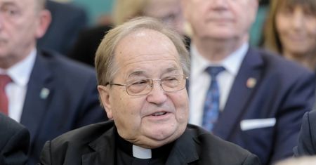 Sikora: "Ojciec Dyrektor chce nas przekonać, że nie miesza się w politykę. Grozi pozwami za 'partię Rydzyka'" [Opinia]