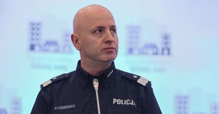 Szef policji do dymisji? Opozycja oskarża: on po prostu kłamie