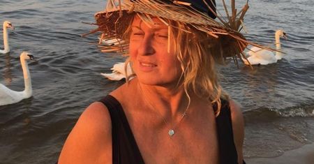 Ewa Kasprzyk w zabawny sposób reklamuje swój spektakl. 61-letnia gwiazda promienieje