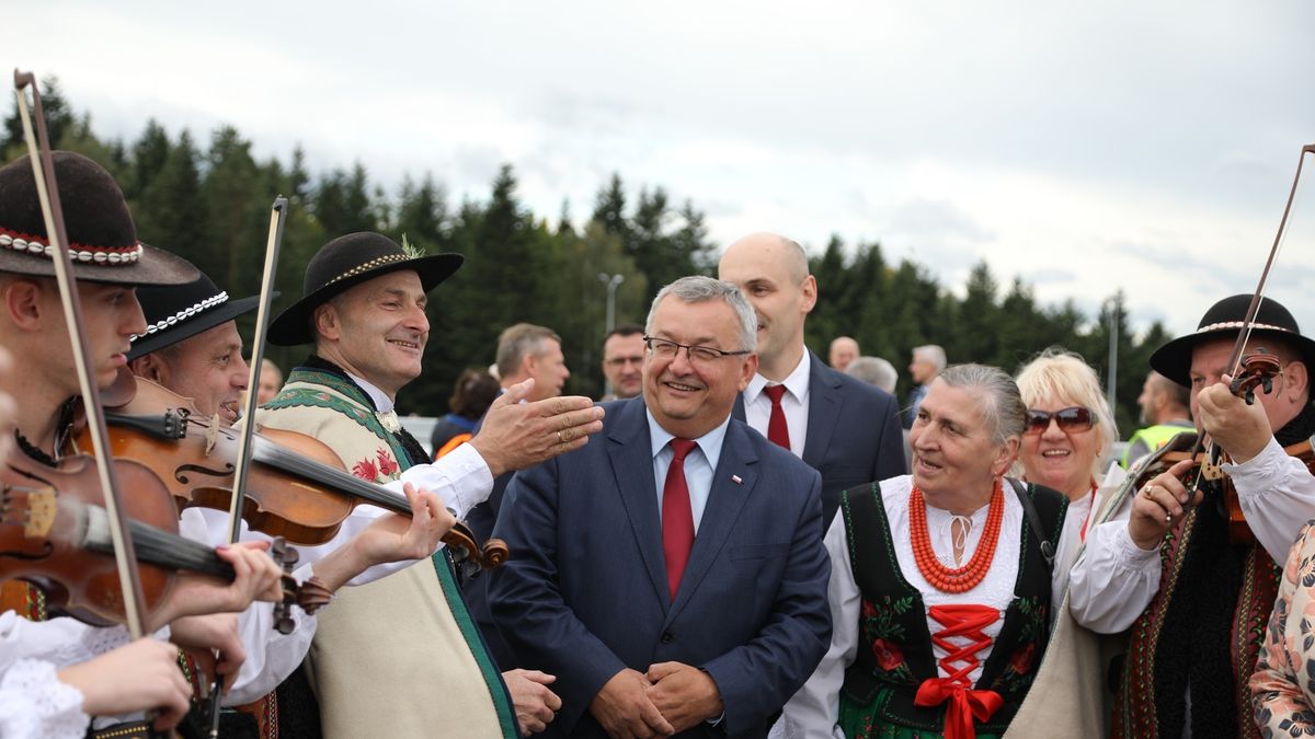 Minister i góralska orkiestra otwierają odcinek zakopianki