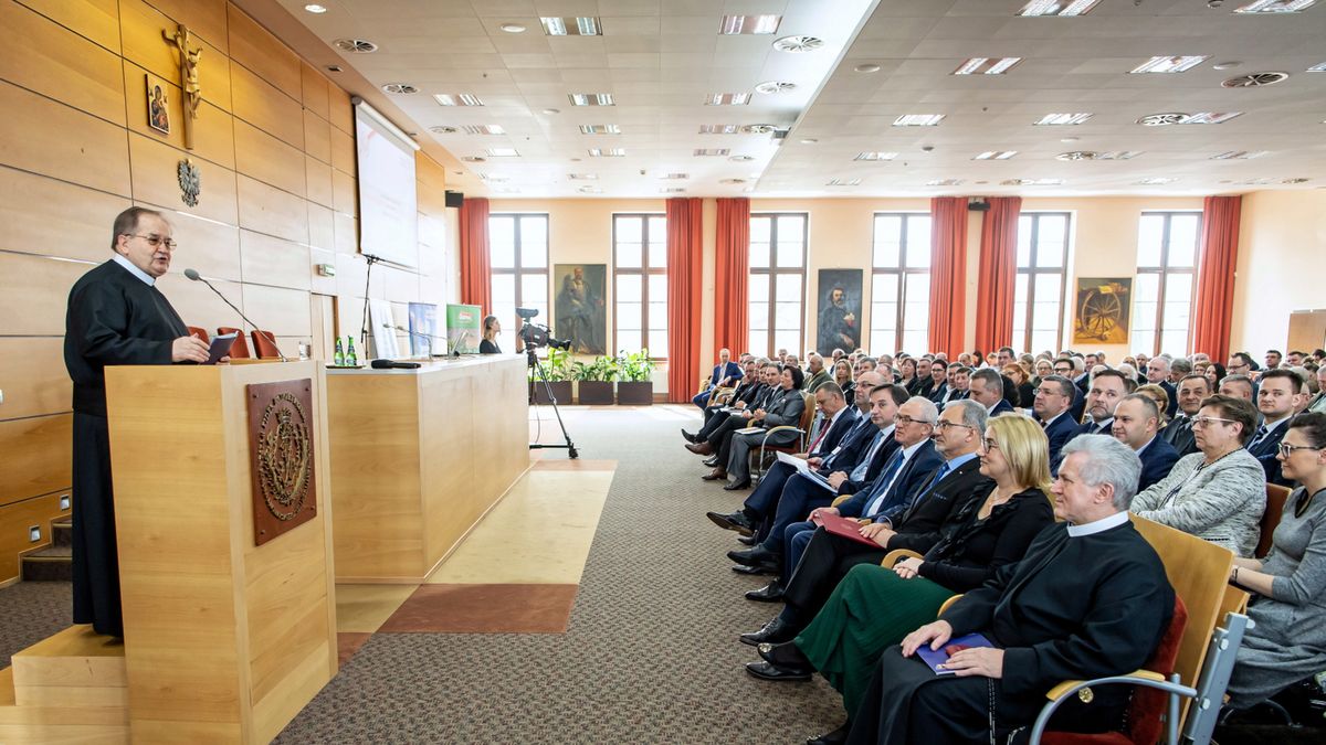 O. Tadeusz Rydzyk podczas sympozjum "Przedsiębiorstwa w Polsce. Teraźniejszość i przyszłość", zorganizowanego w WSKSiM w Toruniu. W pierwszym rzędzie siedzą Jerzy Kwieciński, Krzysztof Tchórzewski i Zbigniew Ziobro.