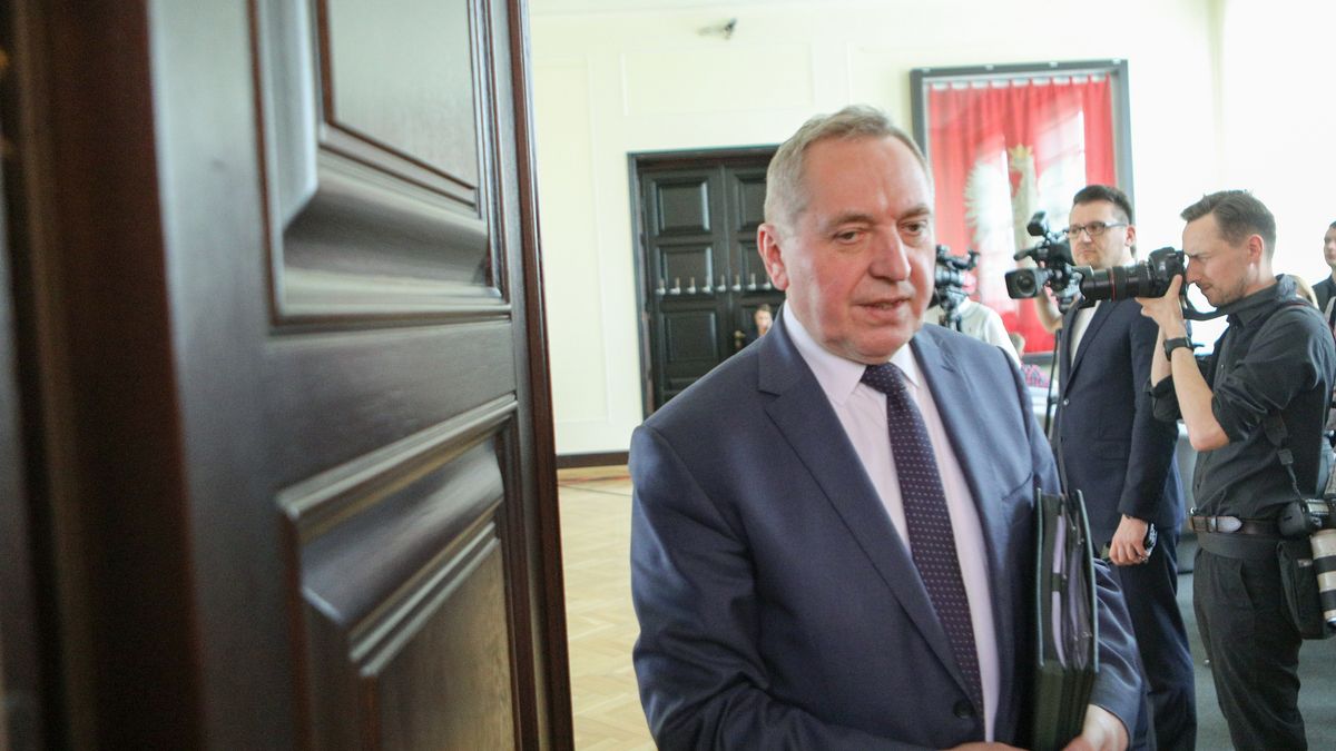 Henryk Kowalczyk tłumaczy, że wycinka w puszczy jest konieczna.