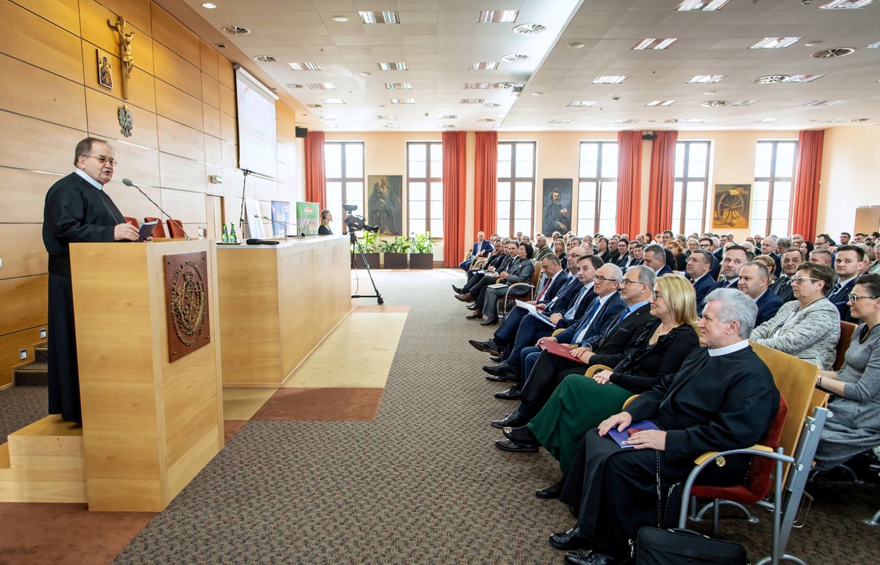 Ojciec Rydzyk chce kształcić pielęgniarki. "Potrzeba ludzi etycznych"