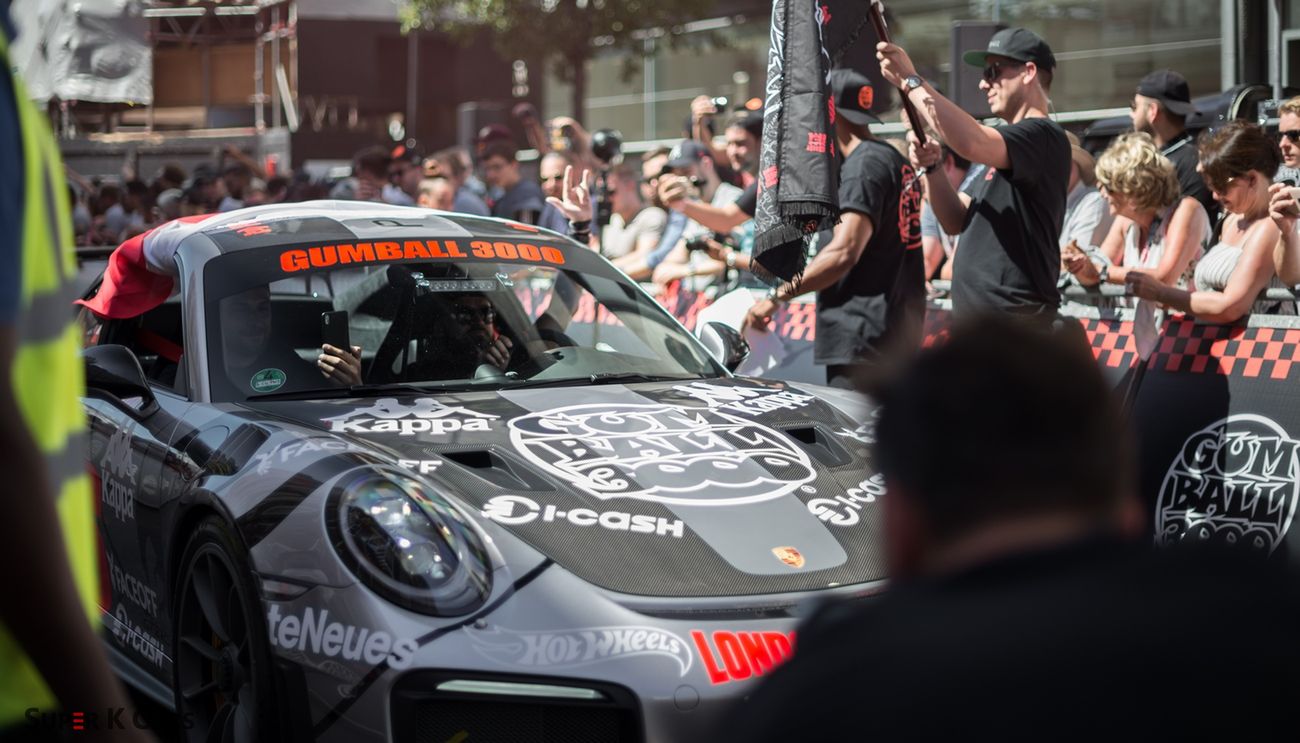 Sebastian Kulczyk za kierownicą Porsche 911 GT2 RS podczas rajdu Gumball 3000.