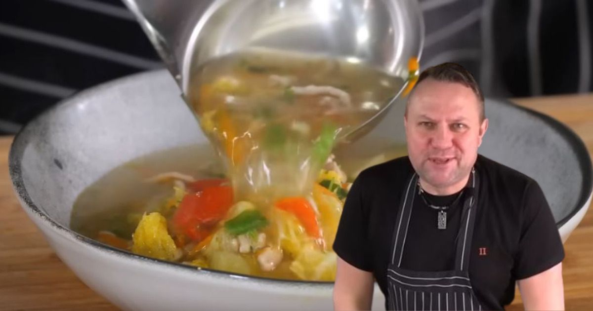 Szybka zupa według Tomasza Strzelczyka - Pyszności; Foto: kadr z materiału na kanale YouTube Tomasz Strzelczyk ODDASZFARTUCHA