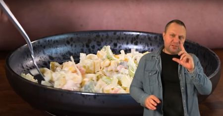 Ta sałatka z wędzonym kurczakiem pasuje na karnawałową imprezę. Sos to mistrzostwo!