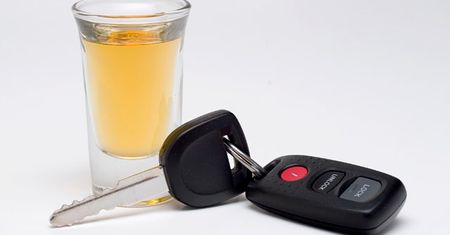 Zasnął w samochodzie na środku drogi