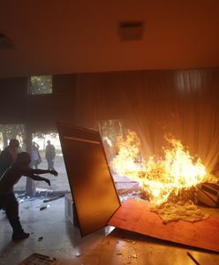 Demonstranci podpalili budynek ministerstwa