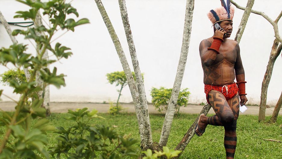 Indianin podczas protestów przeciwko niszczeniu Amazonii w Rio de Janeiro 