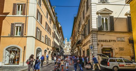 Koronawirus z Chin. W Rzymie kwitnie czarny rynek maseczek ochronnych