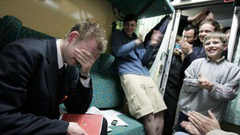 Marcin, konduktor PKP InterCity, ze wzruszeniem przyjął podziękowania podróżnych