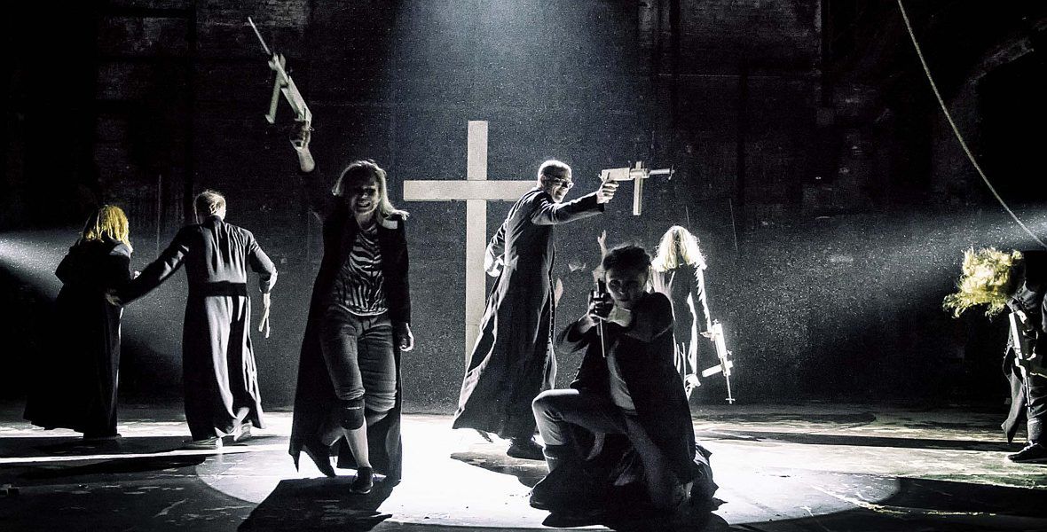 Sztuka "Klątwa" wystawiana w Teatrze Powszechnym wzbudziła liczne kontrowersje. 