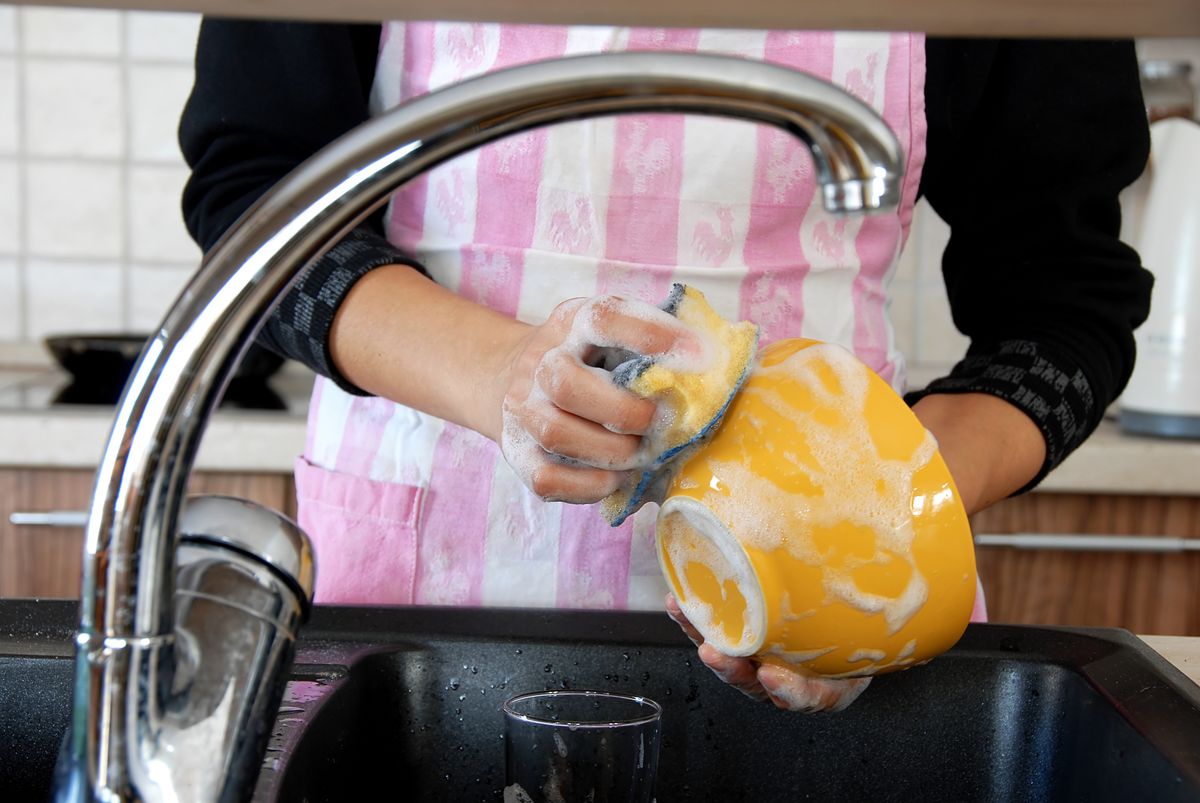 Jak zwiększyć skuteczność płynu do mycia naczyń? Jest na to prosty i tani sposób