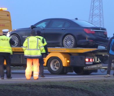 Kierowca prezydenta się zagapił? Limuzyna zawisła na betonowym separatorze