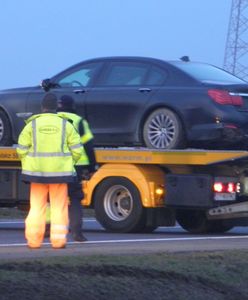 Kierowca prezydenta się zagapił? Limuzyna zawisła na betonowym separatorze