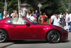 Kabrioletem między wiernymi. Proboszcz zdradza, dlaczego nie mógł iść