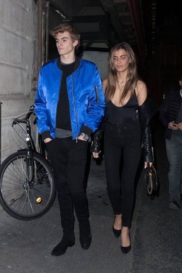 Presley Gerber z dziewczyną w Paryżu. Wracają z kolacji z Yves Saint Lauret