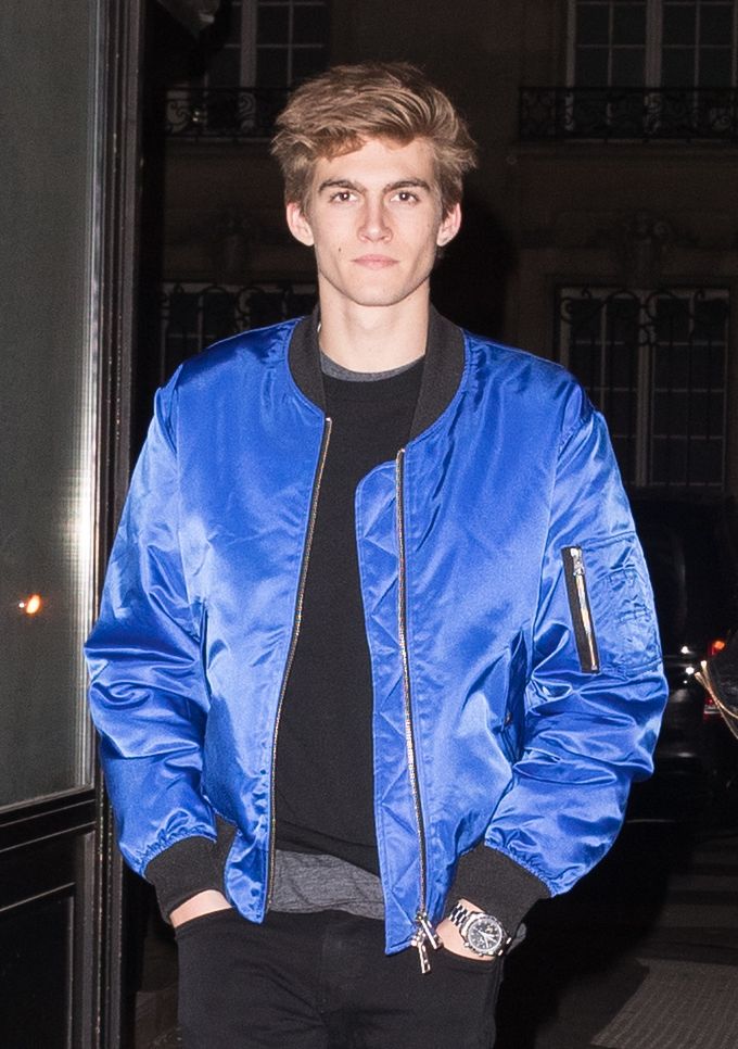 Presley Gerber z dziewczyną w Paryżu. Wracają z kolacji z Yves Saint Lauret