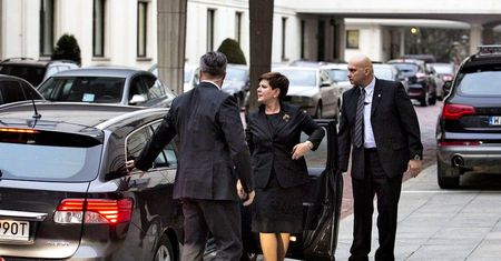 Matka Beaty Szydło z luksusową taksówką do szpitala. SOP się tłumaczy