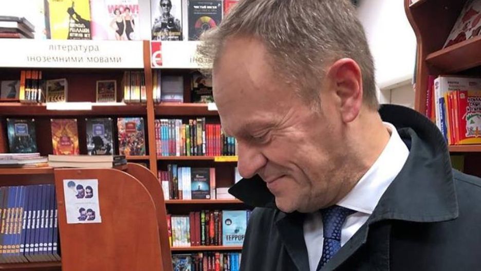 Donald Tusk przebywa na Ukrainie. Pokazał książkę znalezioną w jednej z księgarni
