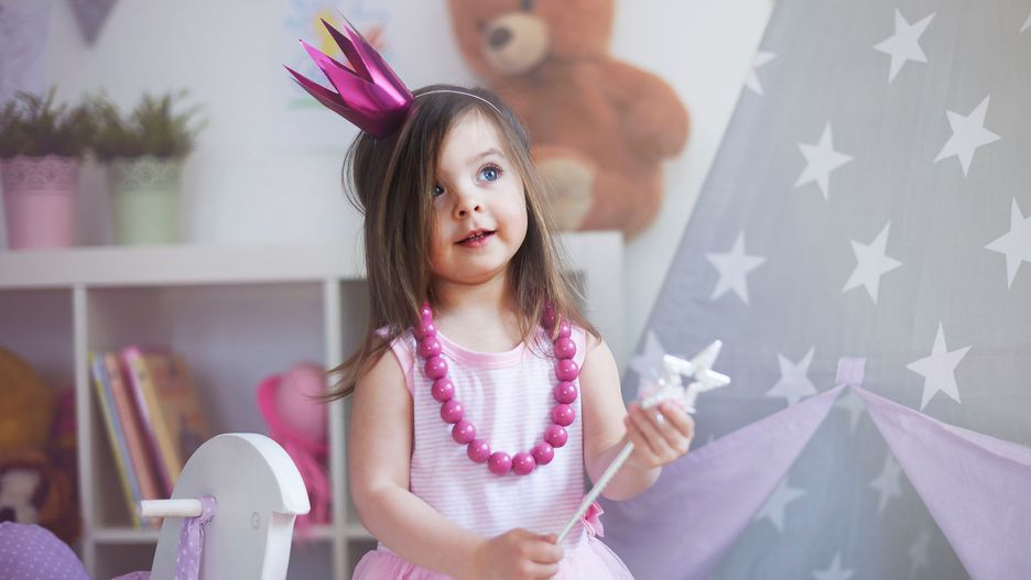 Małe dziewczynki uwielbiają się bawić ponadczasowymi lalkami Barbie