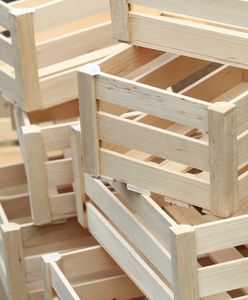 Zwykła drewniana skrzynka: umebluje i udekoruje twoje wnętrza