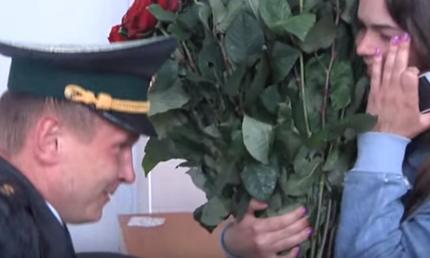Nietypowe oświadczyny celnika. Dziewczyna była przerażona 