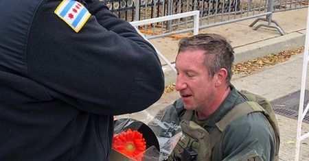 Policjant superbohaterem. Przebiegł maraton, uratował życie, na koniec się oświadczył