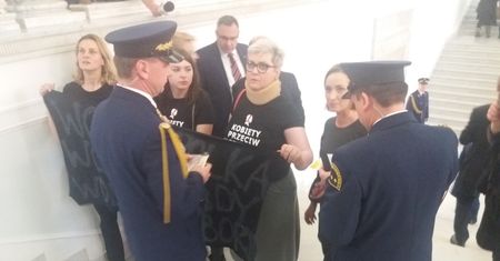 Kobiety z antyfaszystowskimi koszulkami wyprowadzone z Sejmu. Wcześniej doszło tam do promowania rasizmu