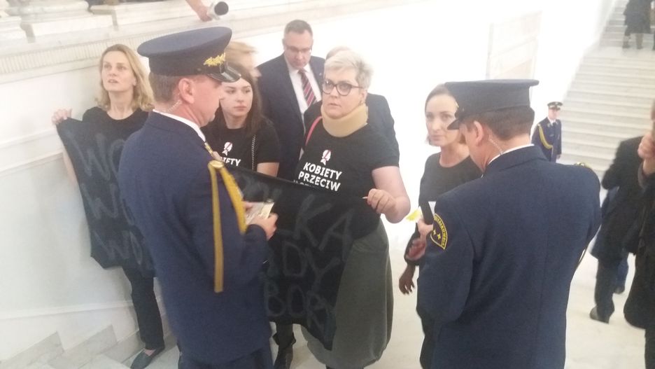 Kobiety manifestujące w Sejmie zatrzymane przez straż marszałkowską
