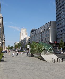 Warszawa. Spadł z 18. piętra wieżowca. Prokuratura bada wątek "nakłaniania do targnięcia się na życie"