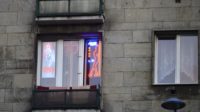  "Na pierwsze spotkanie, w stylu seks bez zobowiązań, zgodziłam się po roku" - opowiada kobieta, która na życie zarabia jako prostytutka.