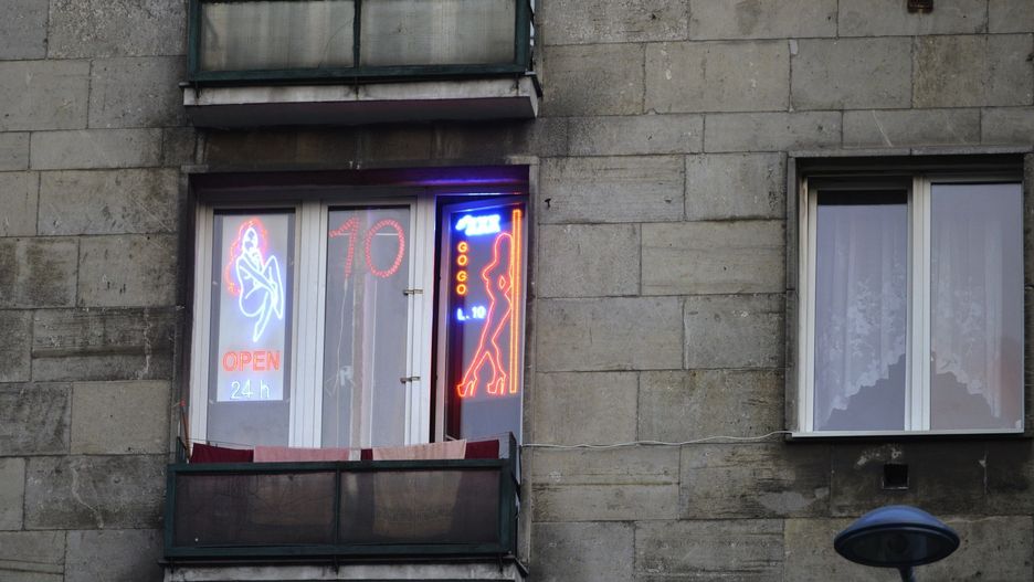 Co się stanie kiedy kupisz mieszkanie po agencji towarzyskiej? Rzeczywistość nie musi być... różowa