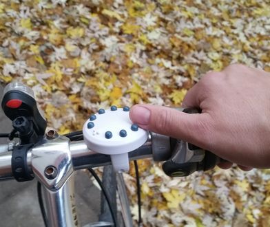 Wygląda jak dzwonek, ale nim nie jest. To różaniec rowerowy