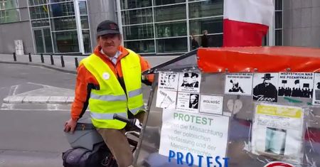 Przejechał rowerem z Polski do Brukseli, żeby zaprotestować przeciwko rządowi PiS