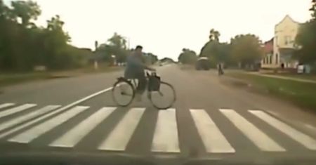 #dziejesiewmoto: o włos od potrącenia rowerzysty na przejściu