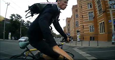 Rowerzysta wymusza pierwszeństwo i dochodzi do groźnie wyglądającej kolizji