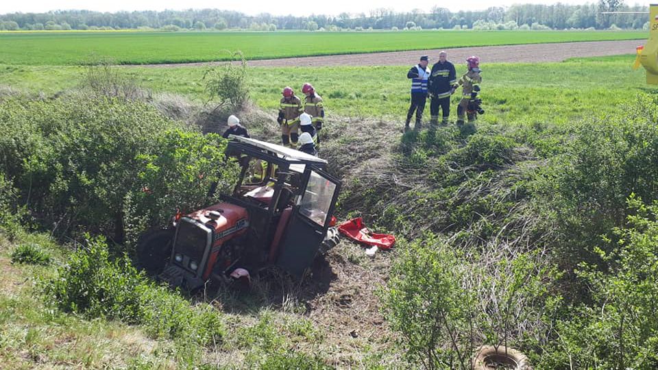 Po zderzeniu z pociągiem traktor wylądował w rowie