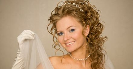Najmodniejsze suknie ślubne - trendy 2012