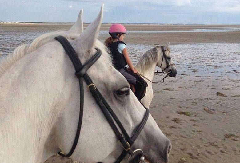 Nie tylko Karolina Ferenstein-Kraśko i Kinga Rusin kochają jazdę konną! Która aktorka zabrała na przejażdżkę córkę?