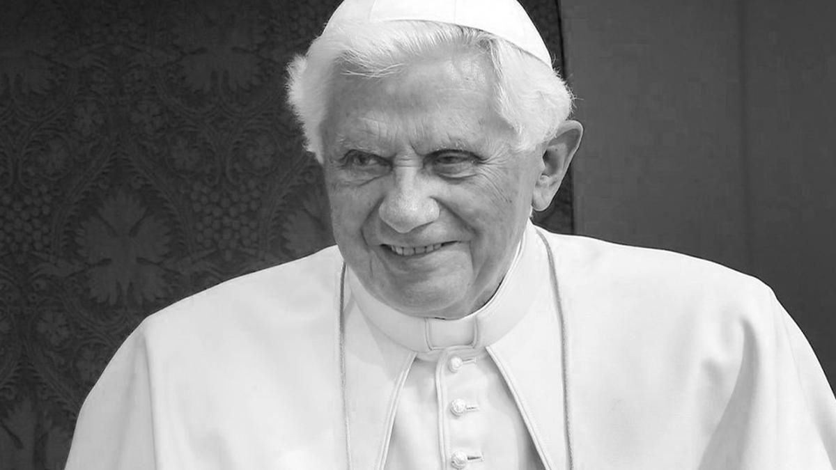 Nie żyje Benedykt XVI. Papież emeryt miał 95 lat.  Ogłoszono datę pogrzebu i pokazano zdjęcia zrobione na chwilę przed śmiercią