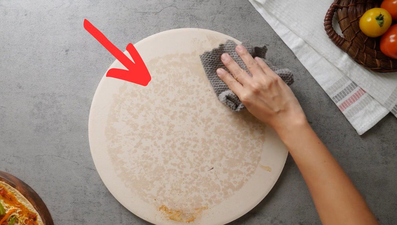 Jak wyczyścić kamień do pizzy? Fot. Youtube/wikiHow