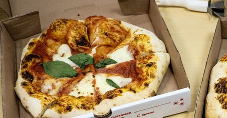 Tak po raz pierwszy w historii zamówiono pizzę z dowozem