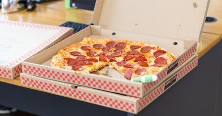 Szefie pamiętaj, darmowa pizza motywuje bardziej niż pieniądze