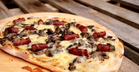 Pizza z białym sosem i frankfurterkami. Klasyka w nowym wydaniu