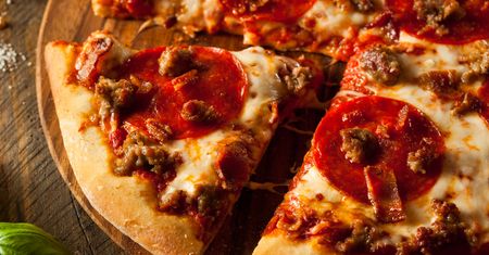 Genialny przepis na pizzę. Ciasto wyjdzie lepsze niż we włoskiej pizzerii