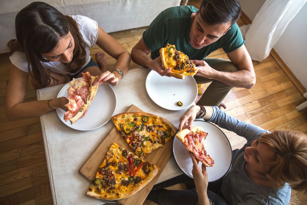 Nareszcie! Badania potwierdzają: w pracy będziemy bardziej produktywni dzięki… pizzy