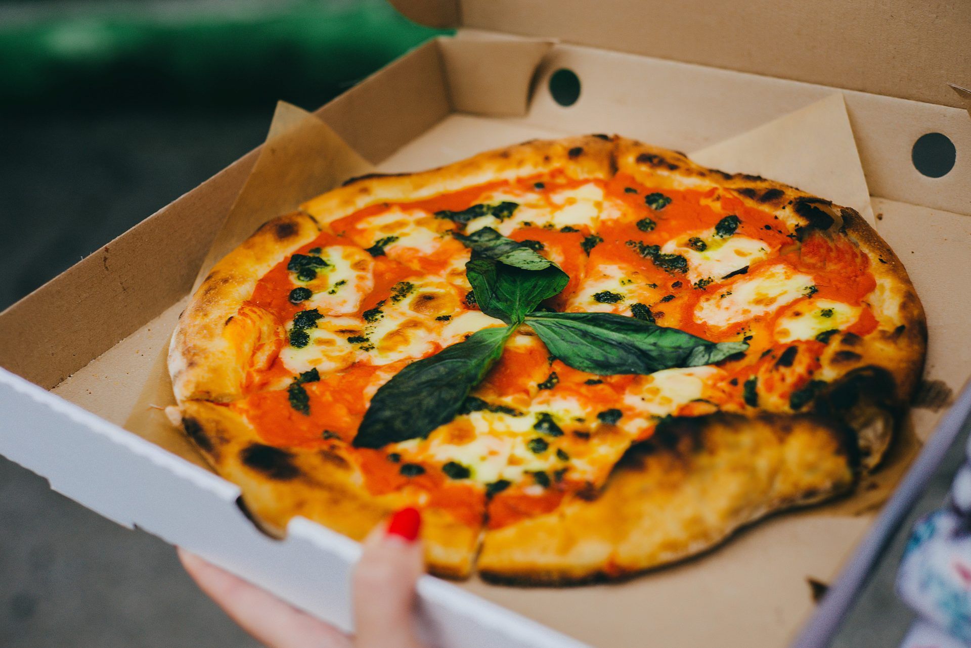 Trudno odpowiedzieć na pytanie, skąd się wzięło słowo "pizza"